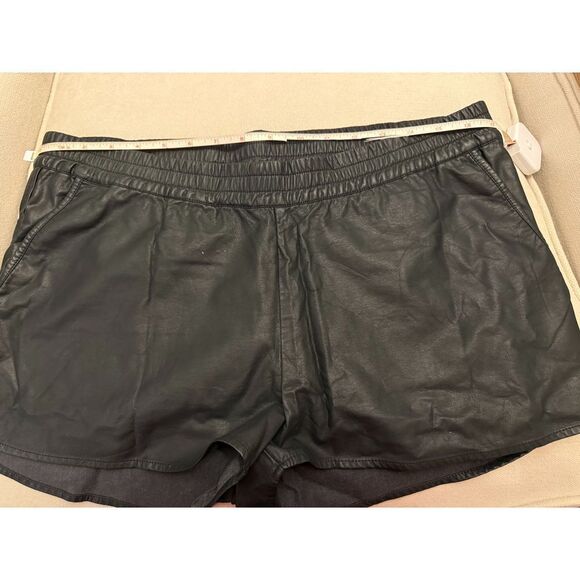Twist and Tango Black Faux Leather Shorts Elastic Waist Casual Summer Sz 40 L/XL - Picture 2 of 7